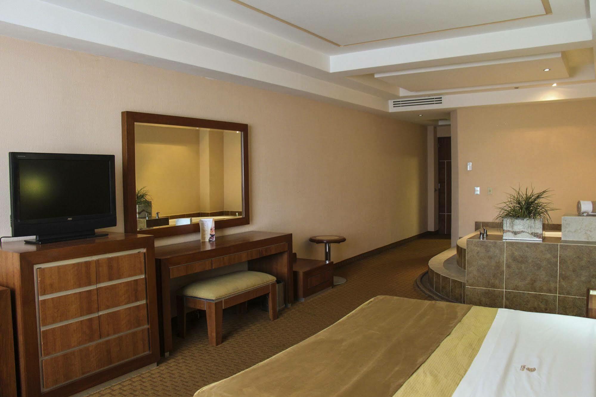 Hotel Soleil Business Class Celaya Экстерьер фото