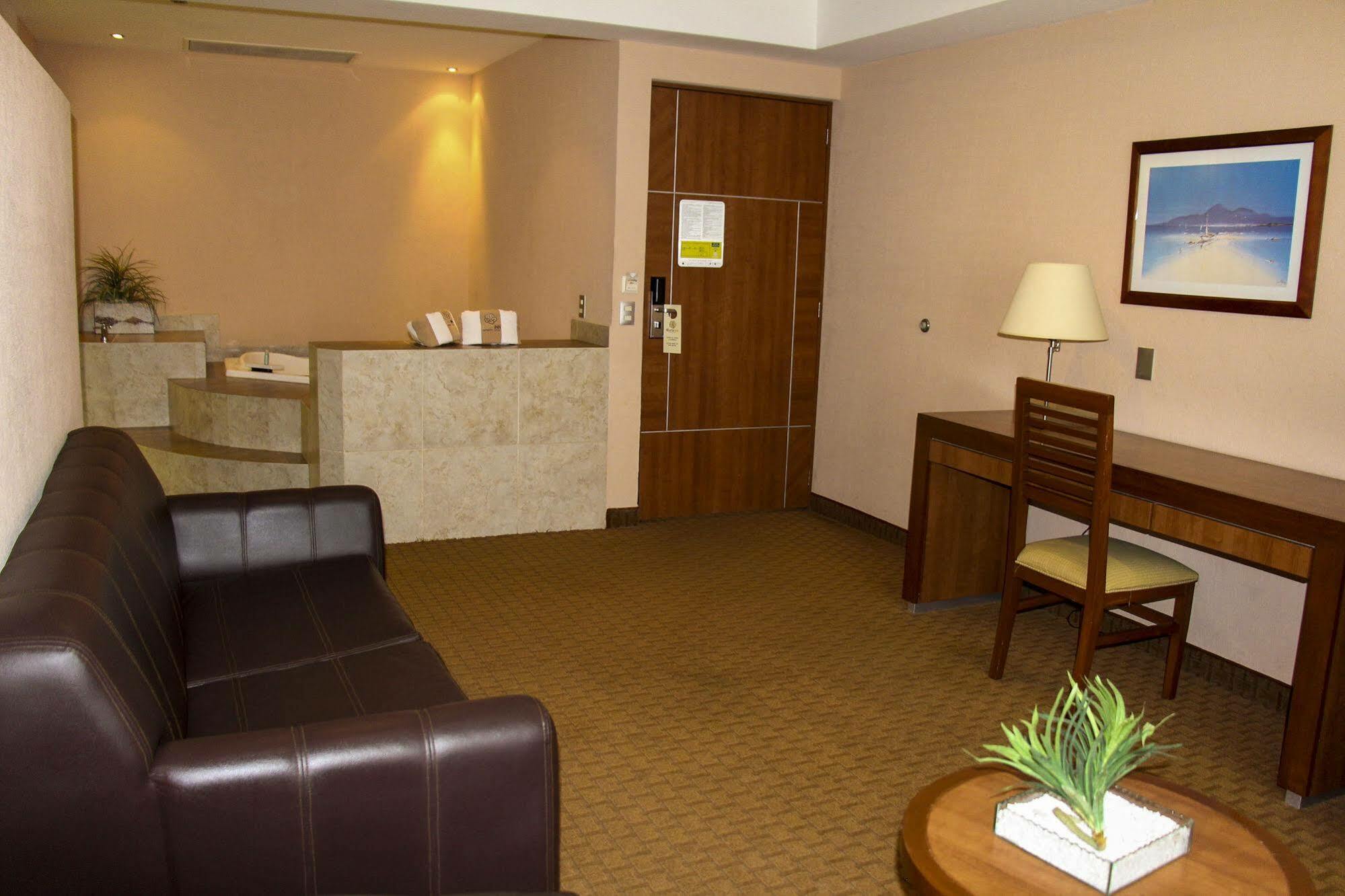 Hotel Soleil Business Class Celaya Экстерьер фото